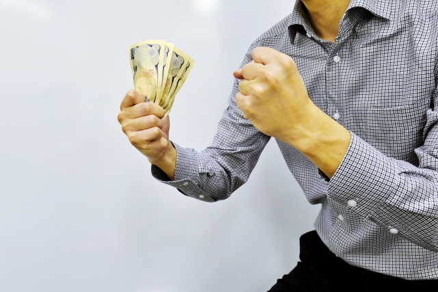 お金を手にして喜ぶ人