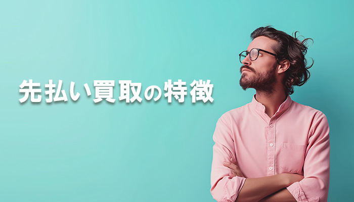 緑色の壁の前で男性が横を向いている画像